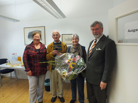 Freude über das 2.500ste Mitglied bei Haus & Grund Ludwigshafen:  Geschäftsführerin Pia Sauer (links) und der erste Vorsitzende JR Karlheinz Glogger (rechts) mit Gerhard und Rosemarie Schmitz. 